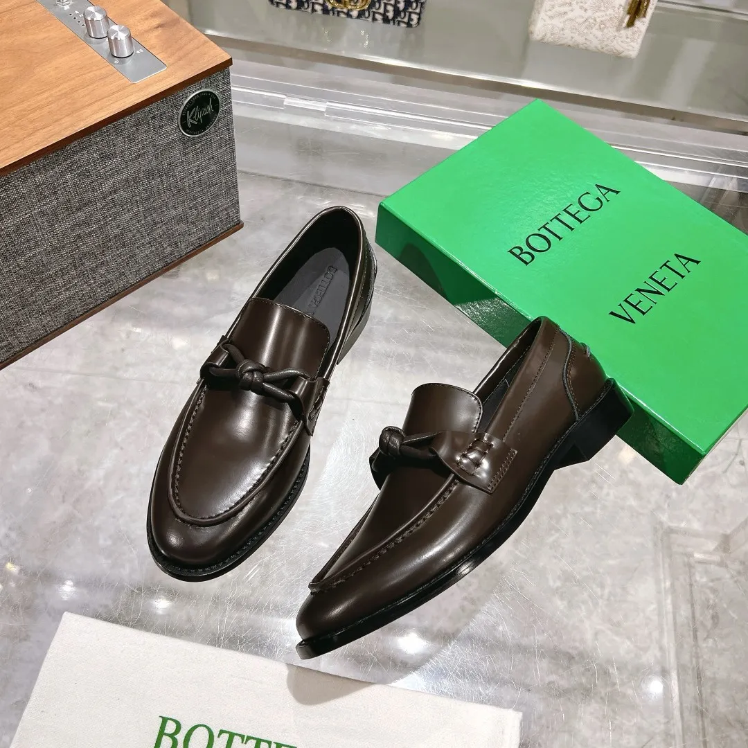 [BV] Top P: 860💰 Size: Female 35-39 (Female 40 custom-made) Male 39-44 (38.45 non-refundable) Bottega Veneta 2025 Autumn and Winter counter style! Small round toe loafers! Imported leather outsole! Imported open edge beaded cowhide! Solid color Niuli!  👉Click to buy: